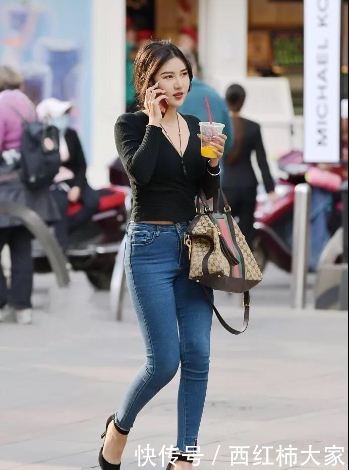  [小姐姐]街拍：小姐姐的穿搭很时髦，笑容也非常暖心