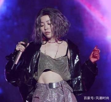 张靓颖真敢穿！上身只挂了一层破布，网友：原来是黑色的！