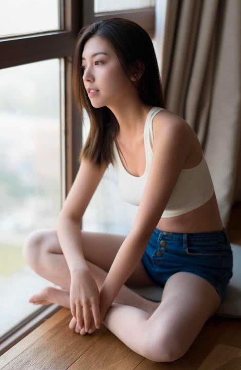 简单的牛仔短裤穿搭，女神一般的显迷人