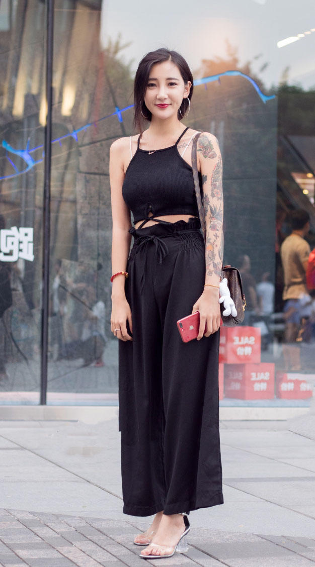 性感美眉黑色吊带上衣裹出挺拔圆润的上围，你敢相信这是高中生！