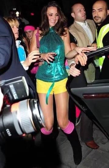 年轻时的凯特王妃也曾放荡不羁，穿着性感撩人，宿醉眼神迷离！