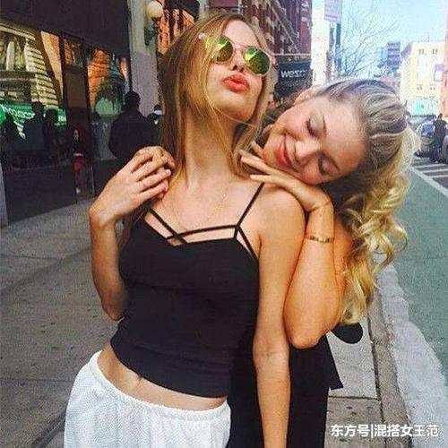 现在的姑娘真敢穿! 清凉性感的小衫直接穿出门, 美得让人窒息