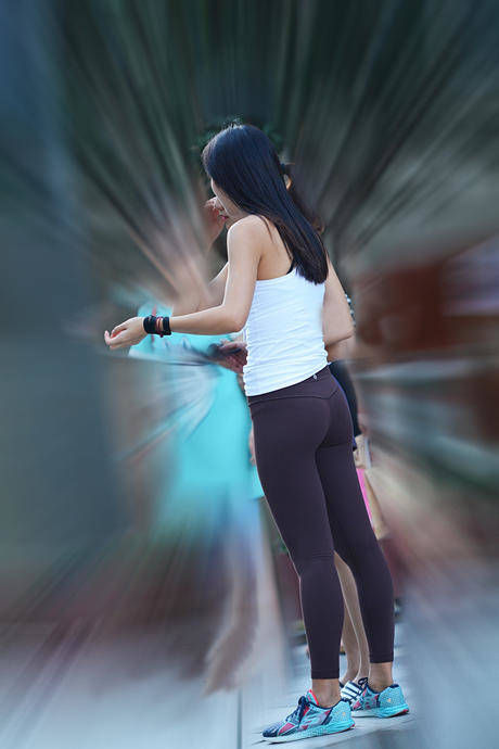 主题街拍：都穿紧身裤，谁漏谁尴尬