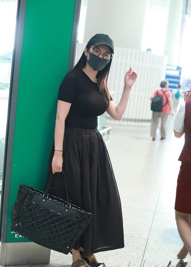 徐冬冬穿衬衫现身,眼看都要被撑破了,网友:这身材简直在拉仇恨