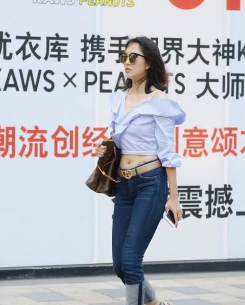  #搭配#街拍：气质高雅的美女，一件黑色的连衣裙，时尚魅力气