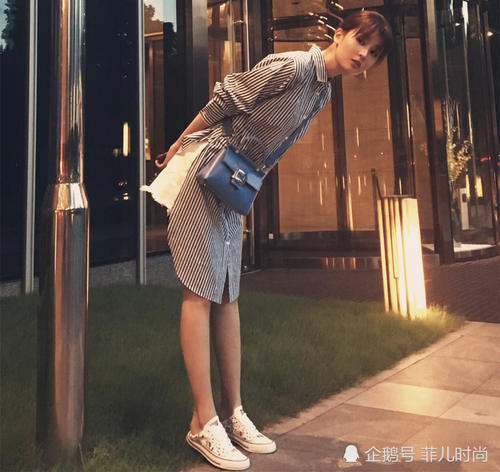 乔欣现身街头，当她弯腰的瞬间我呆了，网友：能把衬衫塞一下吗？