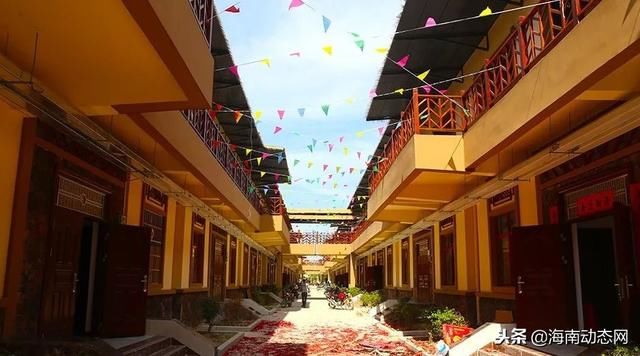 来海南可以去琼中黎族苗族自治县的红毛镇俯瞰南美村，绿树环绕