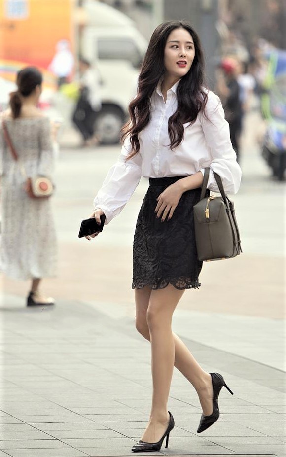 街拍美女：图1热裤，图3职业套装，图5黑色长裙，哪个美？