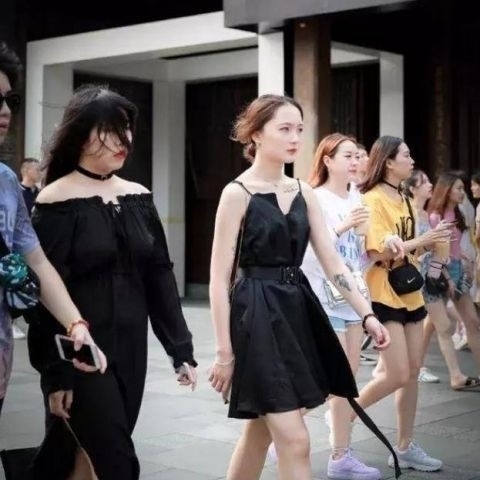 【短袖】街拍:身材苗条的美女,一件白色短袖配牛仔裤,高挑靓丽好身材