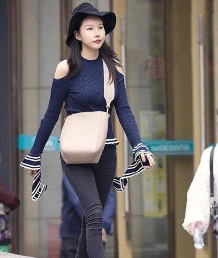 线条@塑造腿部线条,风哥街拍:温婉可人的美女