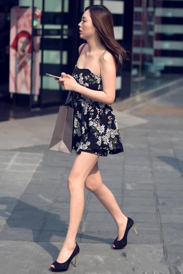街拍：穿着性感甜美的小姐姐，清凉的装扮养眼又显瘦！