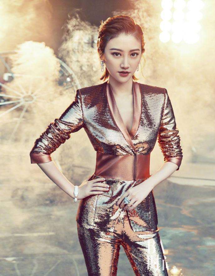 景甜穿深V领连体裤耍酷, 网友: 我只关心她穿这样怎么上厕所