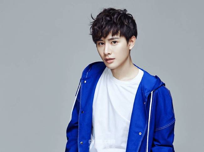 王佑硕曝活力时尚写真 蓝色外套更显青春魅力