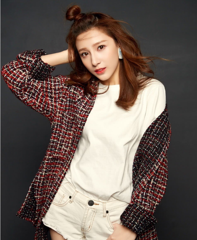 CCTV5解说足球的女主持人火了!节目中撞脸张