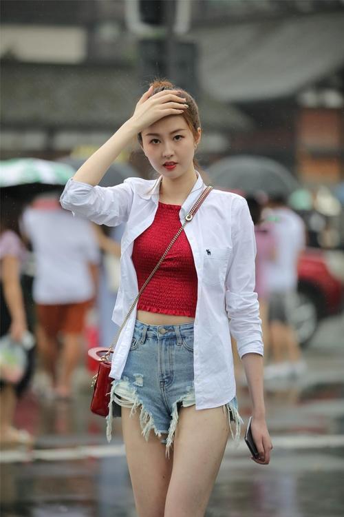 街拍：气质美女，一双白白长腿让女人羡慕