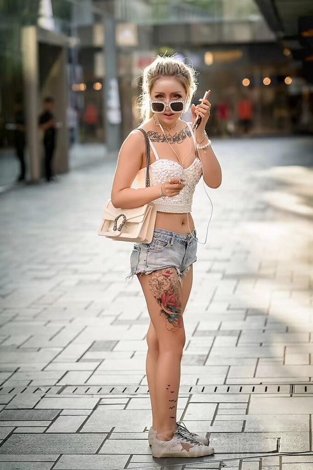 女孩纹身不正经？还是时髦性感~行走式街拍