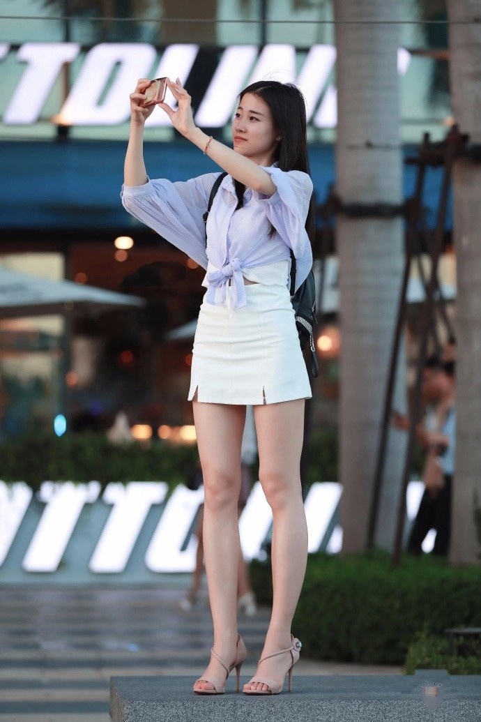 「小姐姐」美女街拍靓丽可爱的小姐姐,蓝衬衫搭配白短裙,性感十足