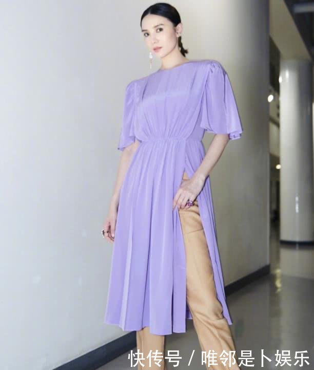 宋佳为了显腿长，穿了肉色长裤和鞋，像是“光着两只大脚”