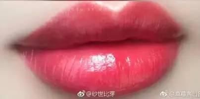 砖红色，吃土色已经OUT了!水红色口红颜色才是今年秋天的流行色