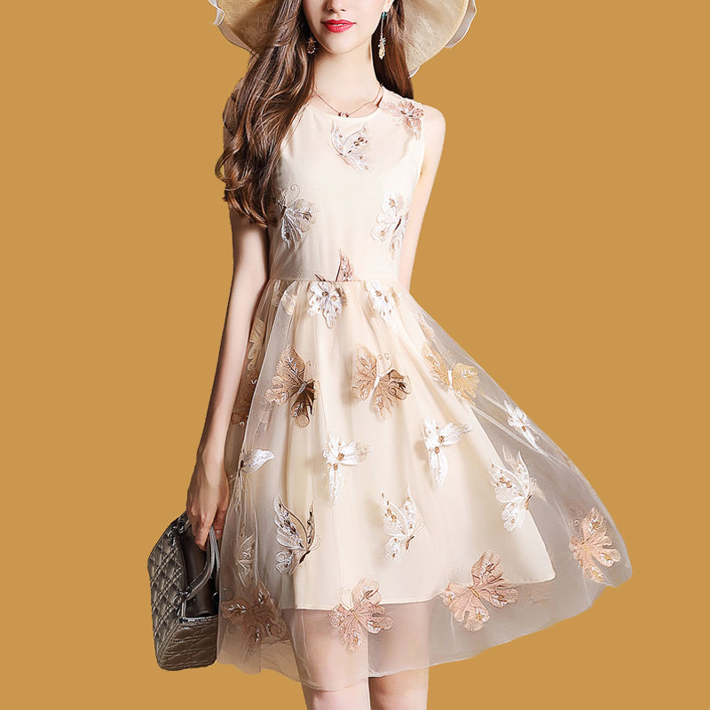 短裤套装虽凉快，但没气质，不妨穿一身碎花系裙子，优雅得刚刚好