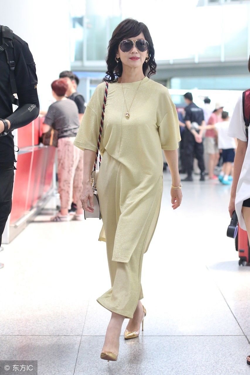 赵雅芝几十年前穿的衣服，随便挑一件都比你现在穿的时尚!