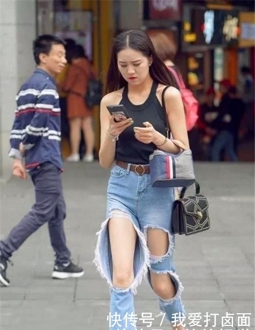  小美女：街拍：小美女身材完美，黑色露肩上衣 露洞牛仔裤，个性十足