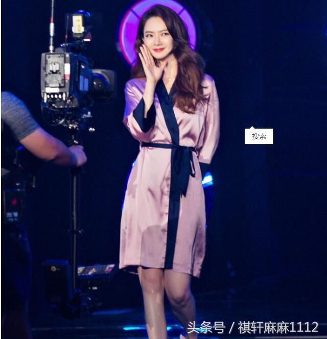 戚薇胆真肥,直接睡衣撒拖鞋出席生日会,美得不可理喻