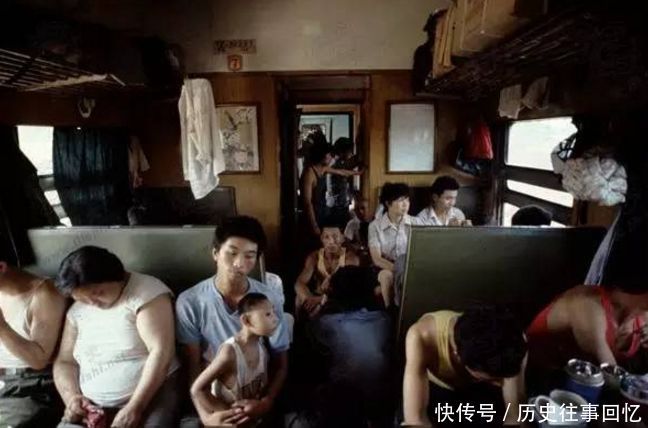 80年代的绿皮火车和赶火车人：原来那时候乘火车是这个样子