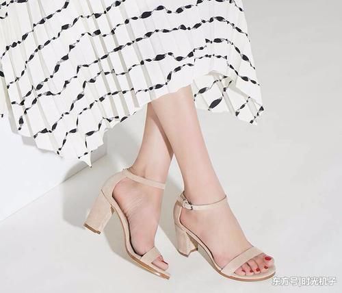 一字的扣带，甜美高跟鞋，雅致吸睛