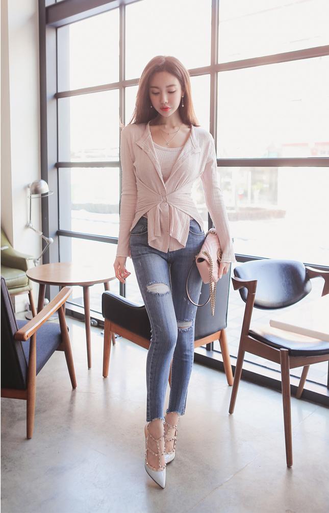 街拍：这位小姐姐光艳逼人，身材凸的好令人怦然心动 你觉得呢