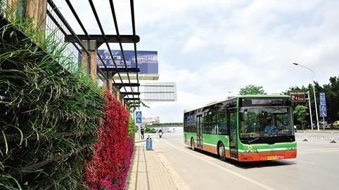  「公交车」百万公交一次只收一块钱，公交车企老板赚什么钱？知