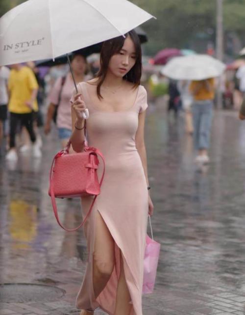 妹子穿低胸设计显得身材火爆性感，成熟又不失韵味！