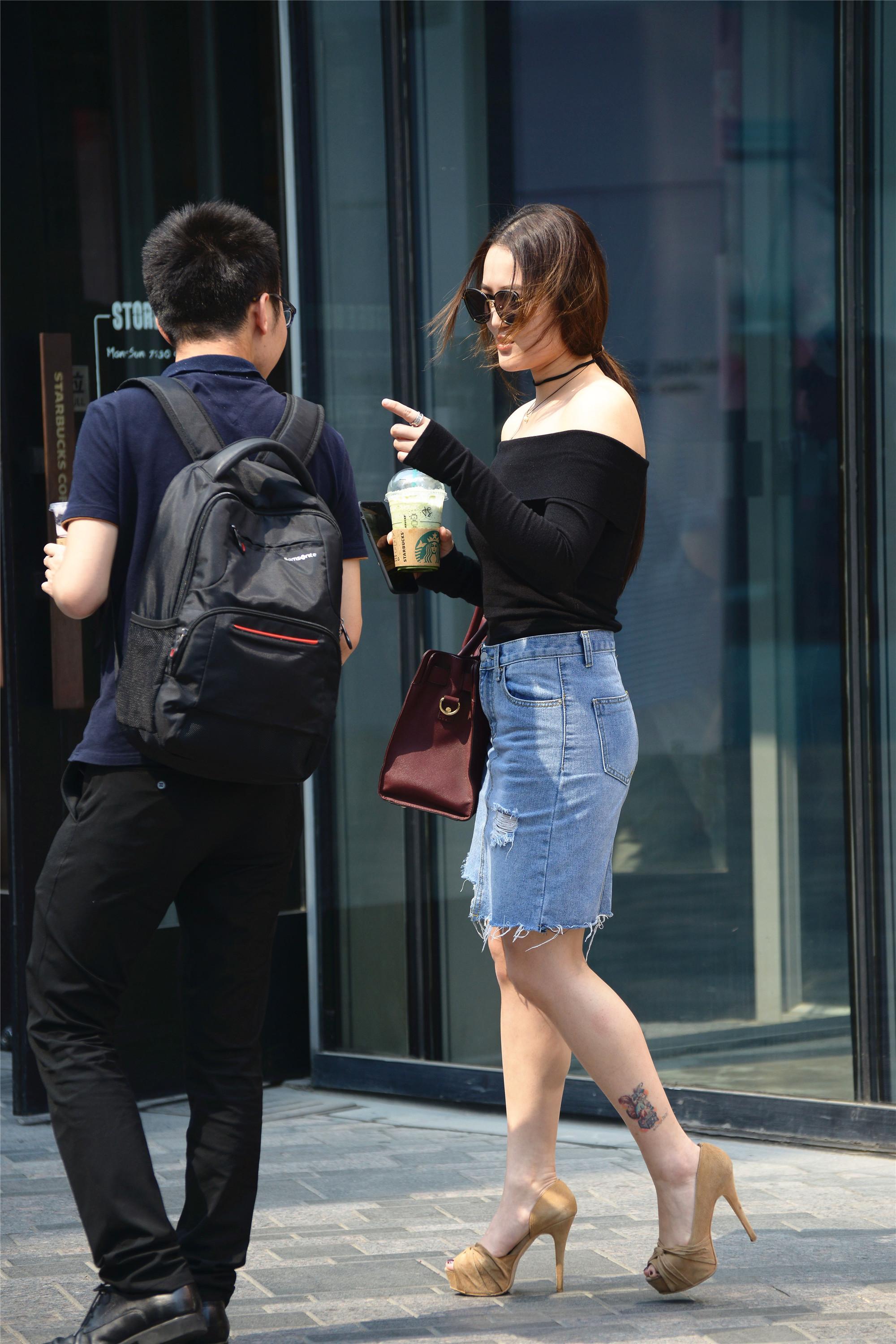 这位穿着牛仔包臀裙的小姐姐，她的一字肩和鱼嘴高跟也功不可没