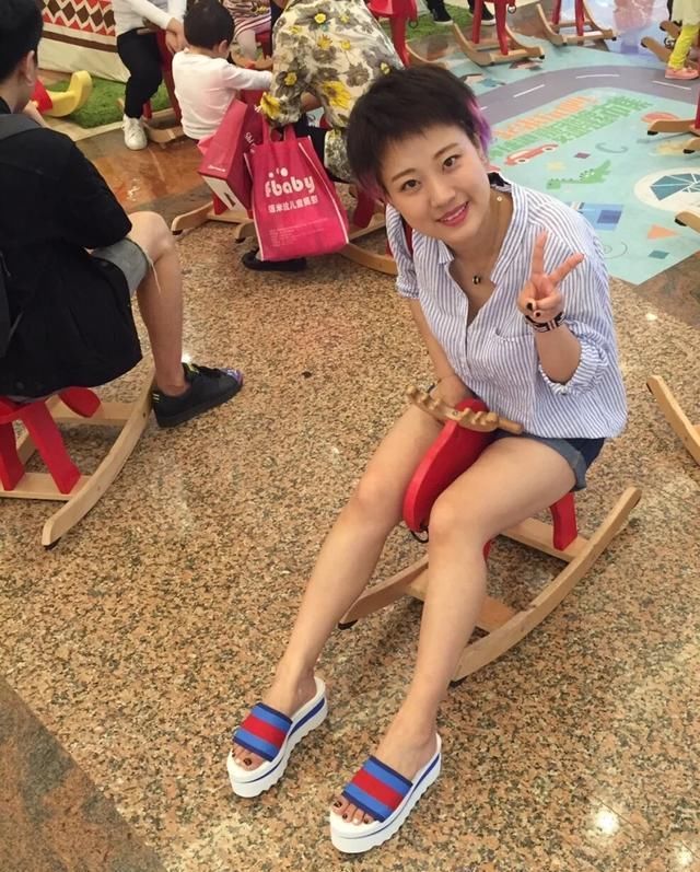  『就算』快扔掉这3款初夏拖鞋吧！又土又丑就算了，还一股爆款“廉价感”
