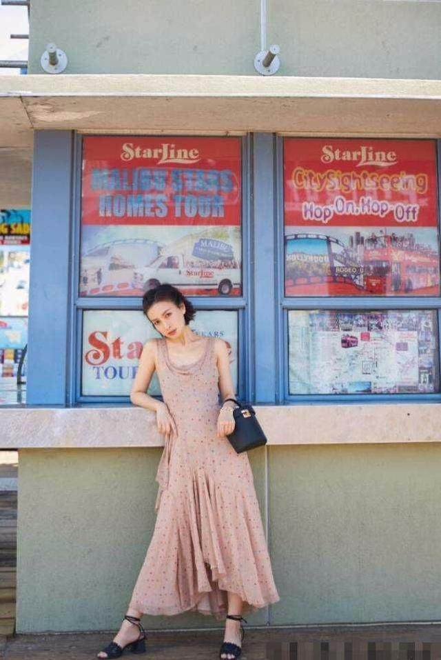 郝蕾真大胆! 穿的蕾丝连衣裙也太透明了 网友: 根本遮不住还不如