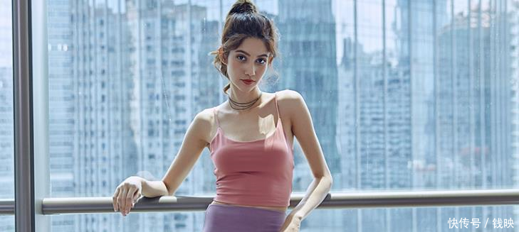 有个性的打底裤美女，凸显风韵身姿，尽显女性风采