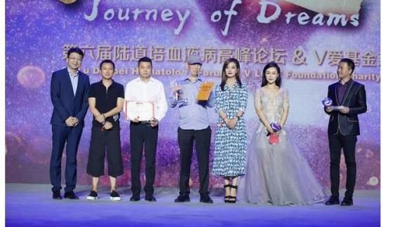 “小燕子”又回来了！42岁赵薇瘦身成功，浅蓝色连衣裙少女感满满