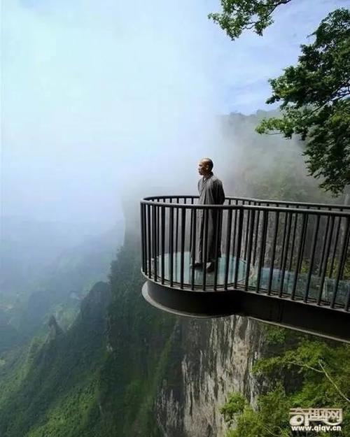 世上最长全透明玻璃桥开放!美女吓尿说：谁背我过去，就嫁给他！