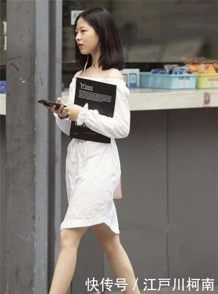 【低头】街拍:小姐姐身着鲜艳红裙,低头表情,美丽娇艳欲滴