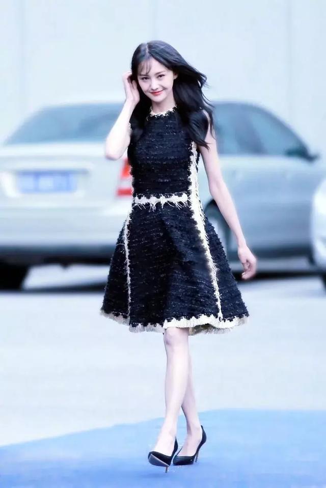 几年前郑爽还穿高跟鞋, 美的妩媚, 如今穿平底鞋随性自然!