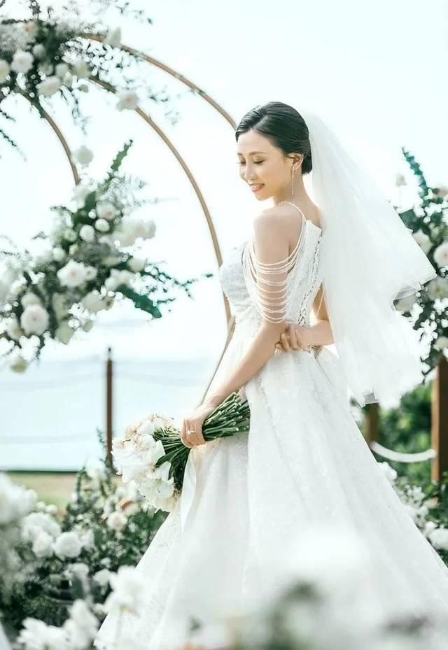 『环形』在海边的白绿色婚礼,环形户外婚礼,属于秋天的温暖