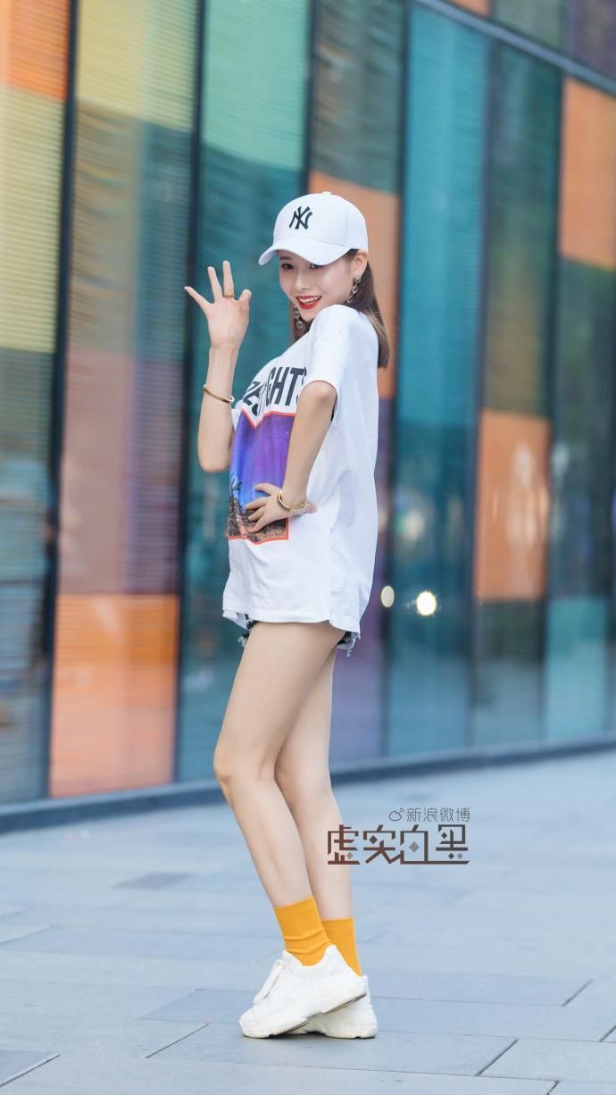 街拍:气质美女穿黑纱薄衫上街，朦胧秀出雪白肌肤，太吸引人!