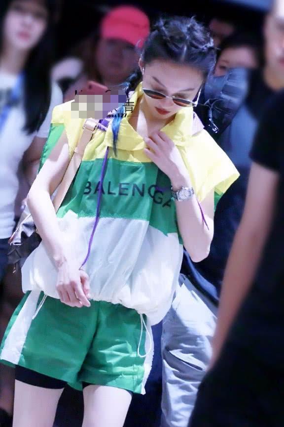 张韶涵太厉害! 迷你短裤也敢穿去机场, 网友: 难怪要塞安全裤