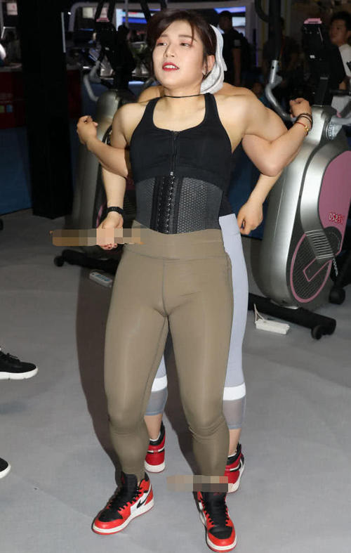 肉感萌妹子紧身裤绷出丰腴的臀线，白色的棒球帽很有日韩风