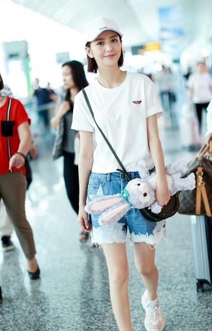 佟丽娅不仅是苗条，身高165体重80，这是干瘦的表现！