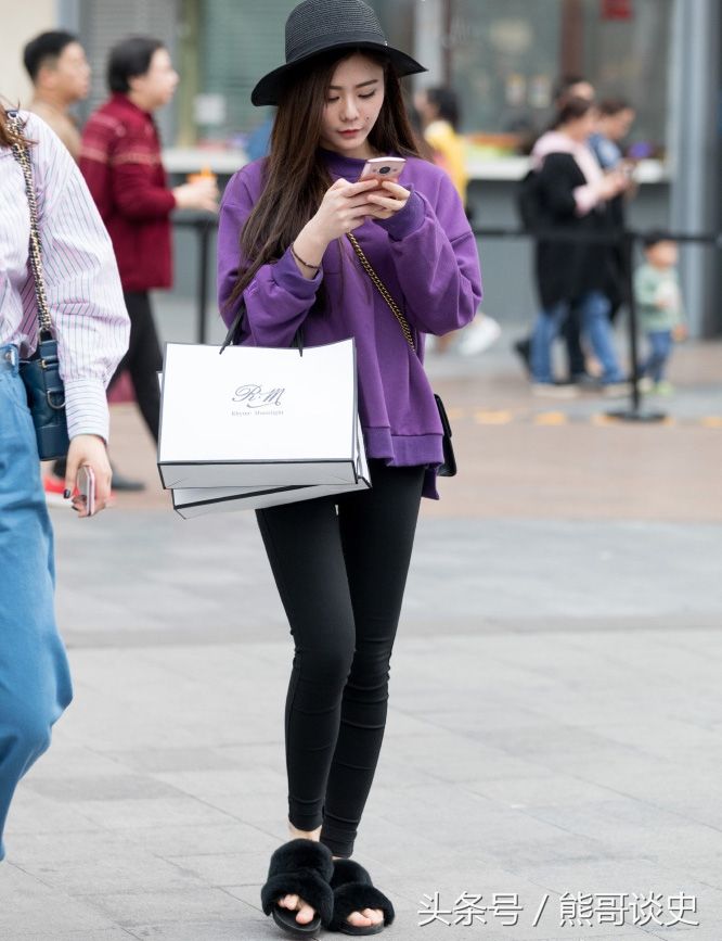 重庆街拍，焦糖色大衣搭配牛仔连衣裙，性感与时髦并存!