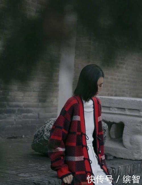  穿不出：针织衫千万别乱穿，看刘雯是怎么搭配的，一般人穿不出这种感觉