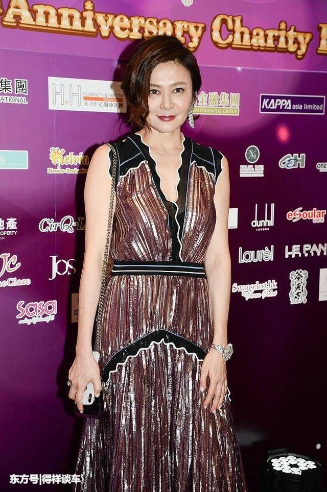 55岁关之琳胸口藏不住，深v裙对她来说不算什么!