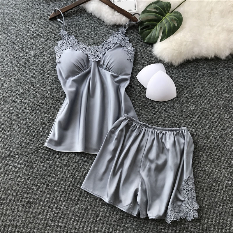 难怪睡裙越来越受人喜爱，瞧下图女人这样穿，老公看了都挪不开眼