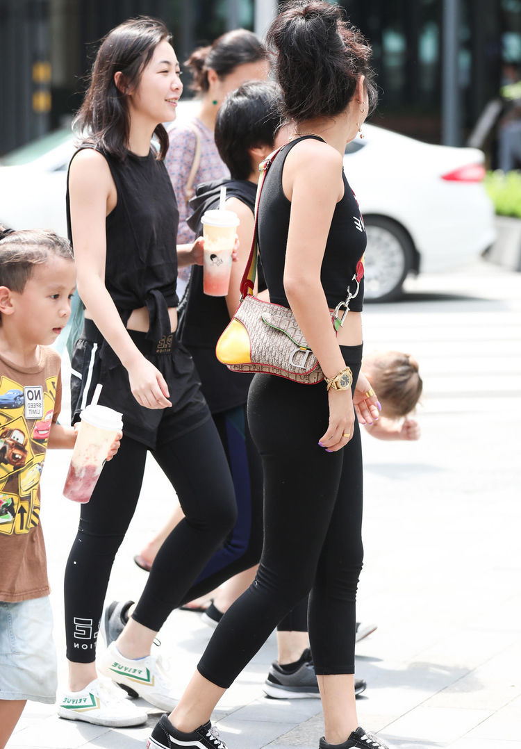 路人街拍，靓丽小姐姐穿着时尚，身材丰满，气质独特！